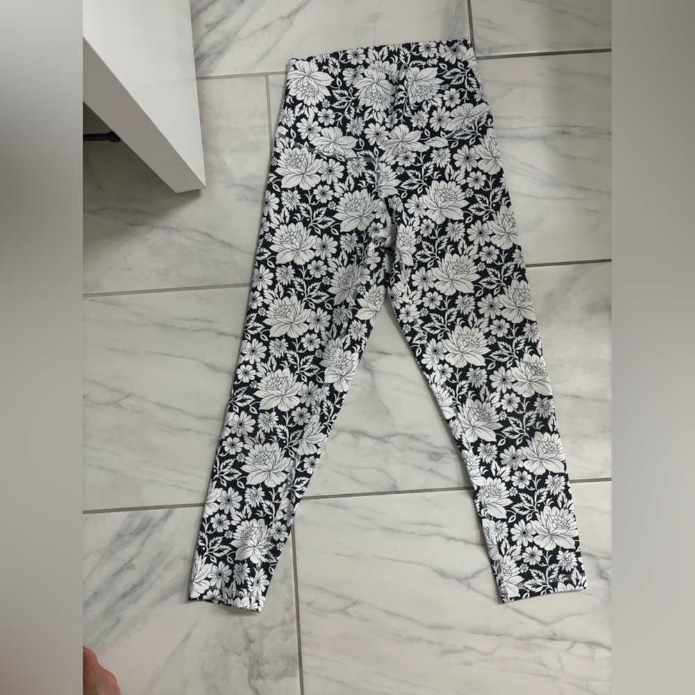 Floral cropped athletic leggings. EUC.
